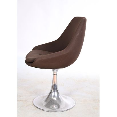 SUITE DE 6 FAUTEUILS à dossier arrondi. Assise...