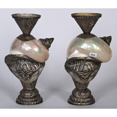 PAIRE DE VASES en métal argenté et conque...