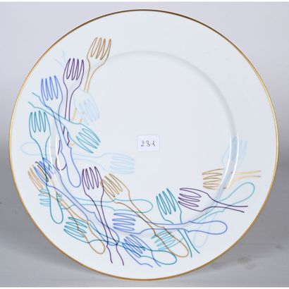 ARMAN (1928-2005). Assiette en porcelaine...