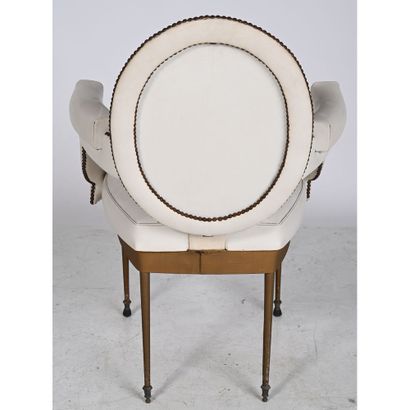 SUITE DE 4 FAUTEUILS à dossier médaillon....
