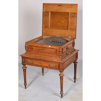 MEUBLE A MUSIQUE à grands disques en métal....
