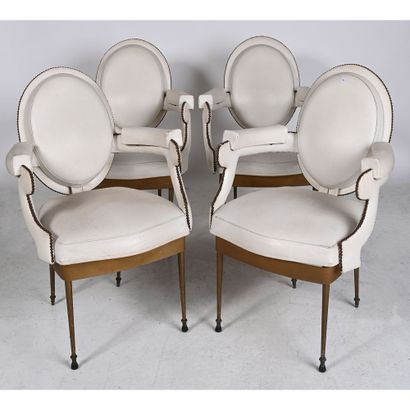 SUITE DE 4 FAUTEUILS à dossier médaillon....