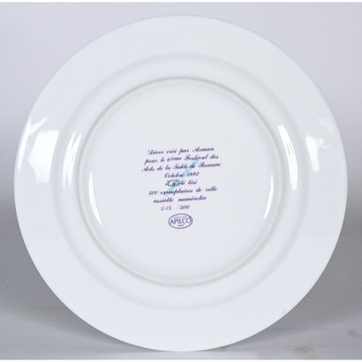 ARMAN (1928-2005). Assiette en porcelaine...