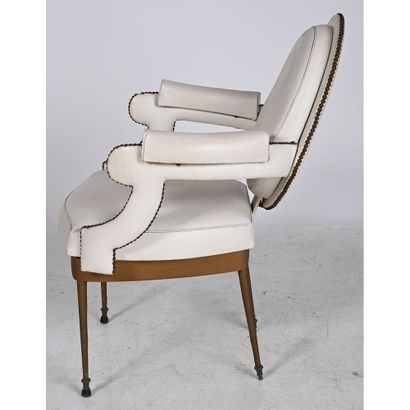 SUITE DE 4 FAUTEUILS à dossier médaillon....