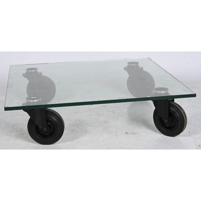 GAE AULENTI. TABLE BASSE de forme carrée...