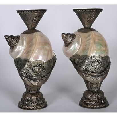 PAIRE DE VASES en métal argenté et conque...