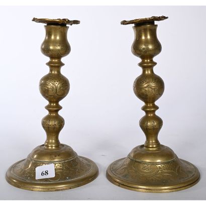 PAIR OF CANDLES in gilt bronze with round...
