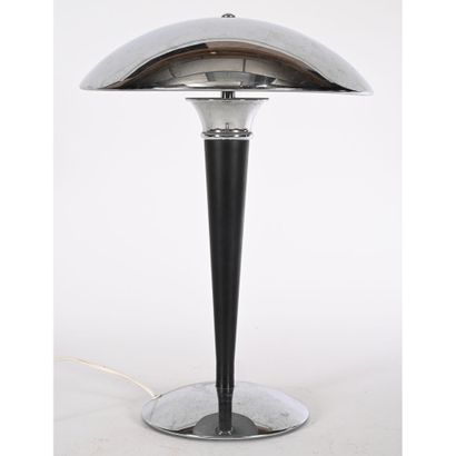 LAMPE en métal chromé et patiné. Circa 1970....