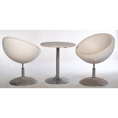 PAIRE DE FAUTEUILS COQUILLES en résine blanche...