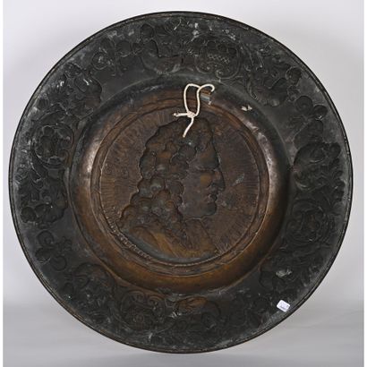 GRAND PLAT en laiton repoussé représentant...