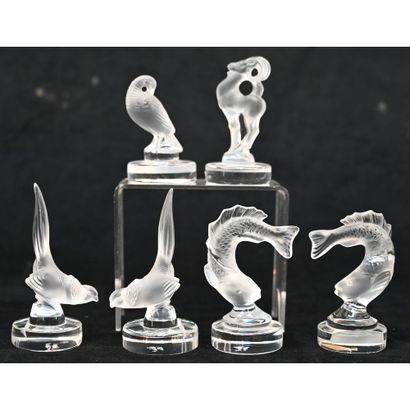 LALIQUE. 6 PORTE-MENUS en cristal sur le...