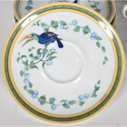 HERMES. SERVICE «Toucan» en porcelaine polychrome...