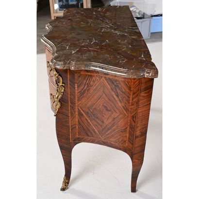 ELEGANTE COMMODE RÉGENCE à façade violonée...