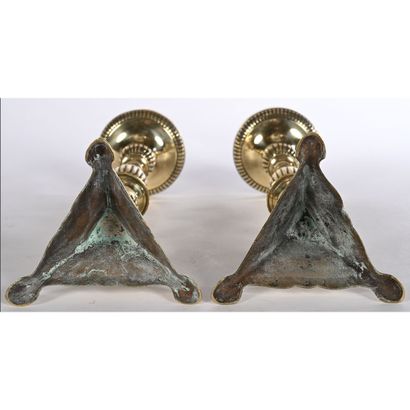 PAIRE DE PIQUE-CIERGES en bronze à base triangulaire,...