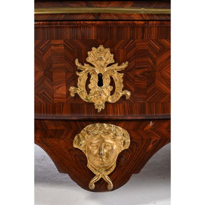SPECTACULAIRE COMMODE TOMBEAU LOUIS XV galbée...