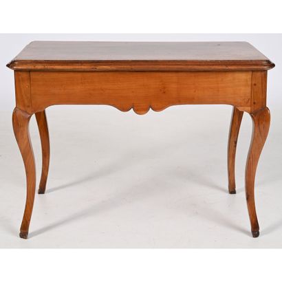 PETITE TABLE BUREAU LOUIS XV en noyer et...