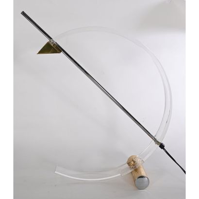 TECA. LAMPE en plexi et laiton (électrifiée)....