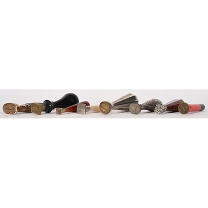 COLLECTION OF 8 CACHETS in silver-plated...