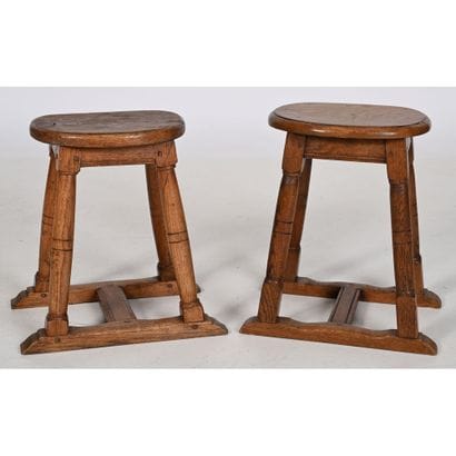 2 PETITS TABOURETS DE CHANTRE DANS LE GOUT...