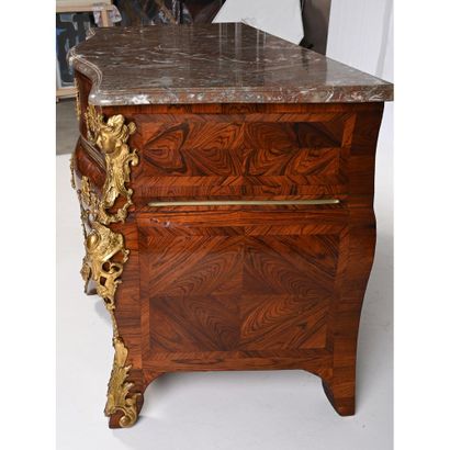 SPECTACULAIRE COMMODE TOMBEAU LOUIS XV galbée...