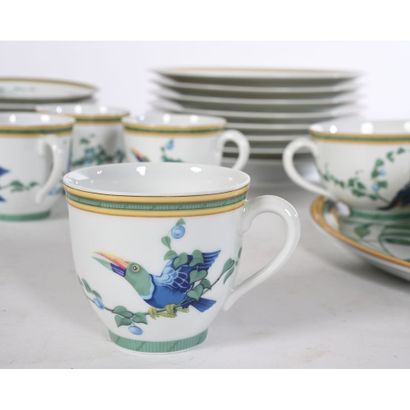 HERMES. SERVICE «Toucan» en porcelaine polychrome...