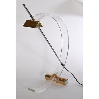 TECA. LAMPE en plexi et laiton (électrifiée)....