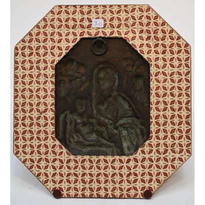 VIERGE À L’ENFANT entourée d’anges en bronze...