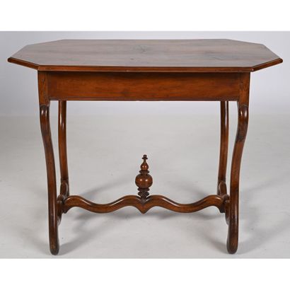 TABLE LOUIS XIII en noyer à joli piètement...