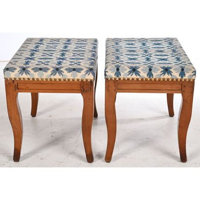 PAIRE DE TABOURETS LOUIS XV en bois fruitier...
