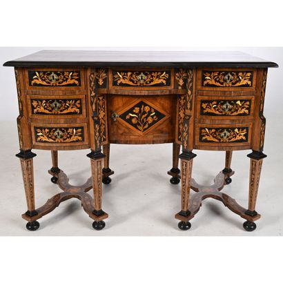BUREAU MAZARIN «aux fleurs de jasmin» de...