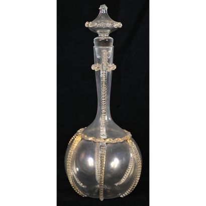 PETITE CARAFE de forme mouvementée en verre...