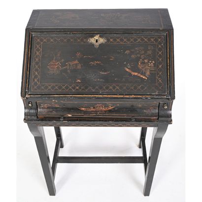 LITTLE LOUIS XVI PENTE DESK in Chinese-style...
