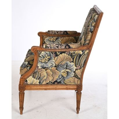 LOUIS XVI BERGERE in molded beech. Square...