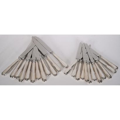 24 KNIVES with Minerve-patterned silver handles,...