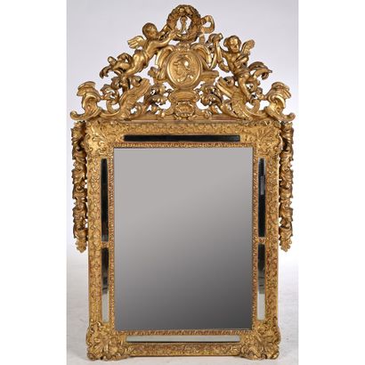 MIROIR LOUIS XIV à fronton à décor d’un profil...
