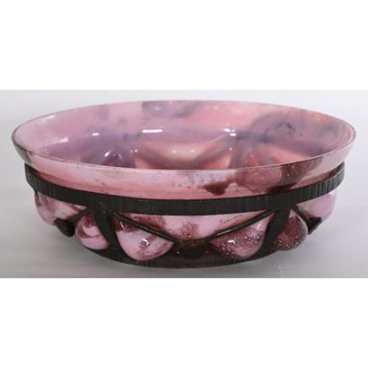 JOUANY. COUPE en verre moulé pressé dans...