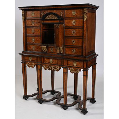 CABINET SUR SON PIETEMENT LOUIS XIII en placage...