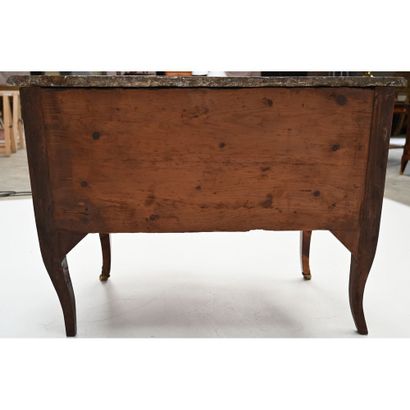 ELEGANTE COMMODE RÉGENCE à façade violonée...