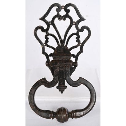 HEURTOIR DE PORTE LOUIS XIV en forme de lambrequin...