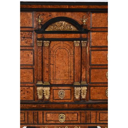 CABINET SUR SON PIETEMENT LOUIS XIII en placage...