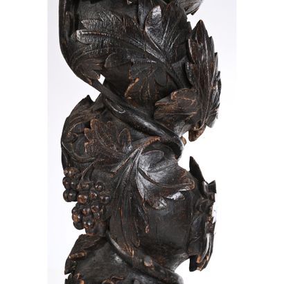 PAIRE DE COLONNES torsadées à décor de feuilles...