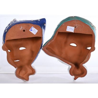 2 MASQUES D’APPLIQUE en terre cuite émaillée...