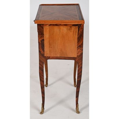 TABLE DE SALON LOUIS XV en placage de bois...