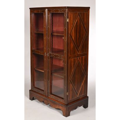 VITRINE A HAUTEUR D’APPUI LOUIS XIV en placage...