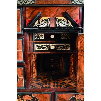 ELEGANT PETIT CABINET LOUIS XIV dit «Aux...
