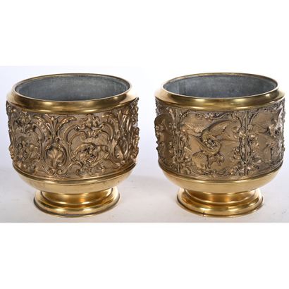 PAIRE DE CACHE-POTS JARDINIERES en bronze...