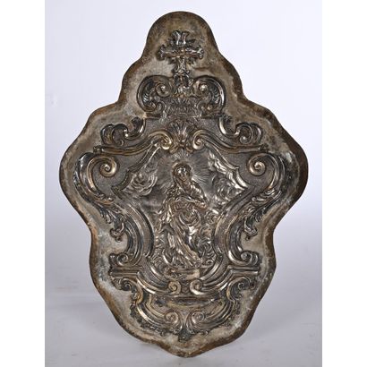 PLAQUE en argent repoussé représentant une...
