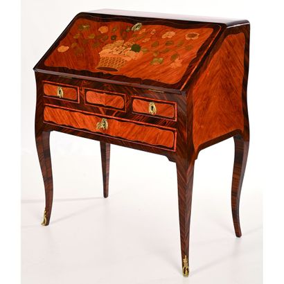 BUREAU DE PENTE LOUIS XV en placage de bois...