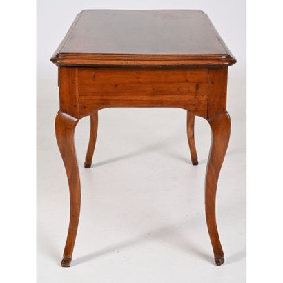 PETITE TABLE BUREAU LOUIS XV en noyer et...