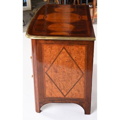 COMMODE LOUIS XIV à façade cintrée en placage...
